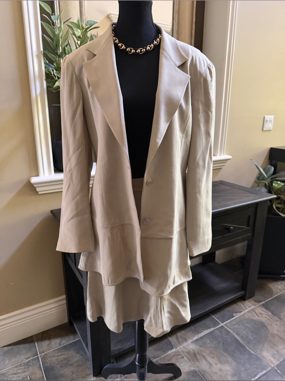 I Ricci Italy 2 piece Jacket & Skirt set. Light Beige